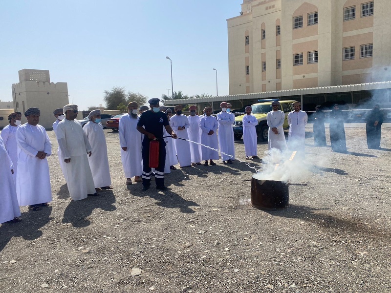 تنظيم حلقة عمل تدريبية حول طرق استخدام طفايات الحريق للموظفين بتعليمية محافظة الظاهرة 