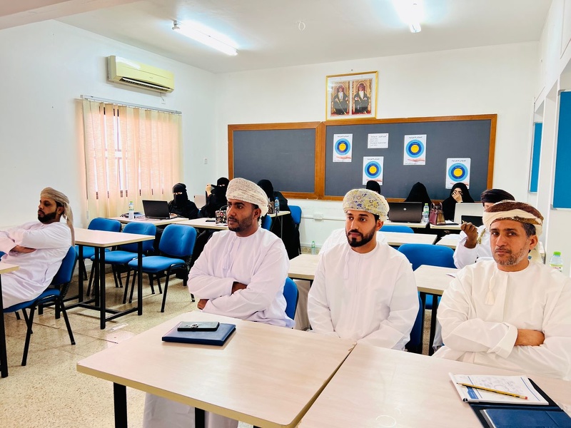 ختام  برنامج تنمية مهارات اخصائي الانظمة المدرسية بتعليمية ظفار