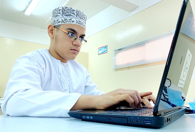 بدء المرحلة الرابعة في أولمبياد عمانتل للبرمجة بمدرسة صلالة للبنين