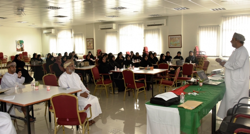 تعليمية الداخلية تنظم لقاءً لمساعدي مديري المدارس الجدد