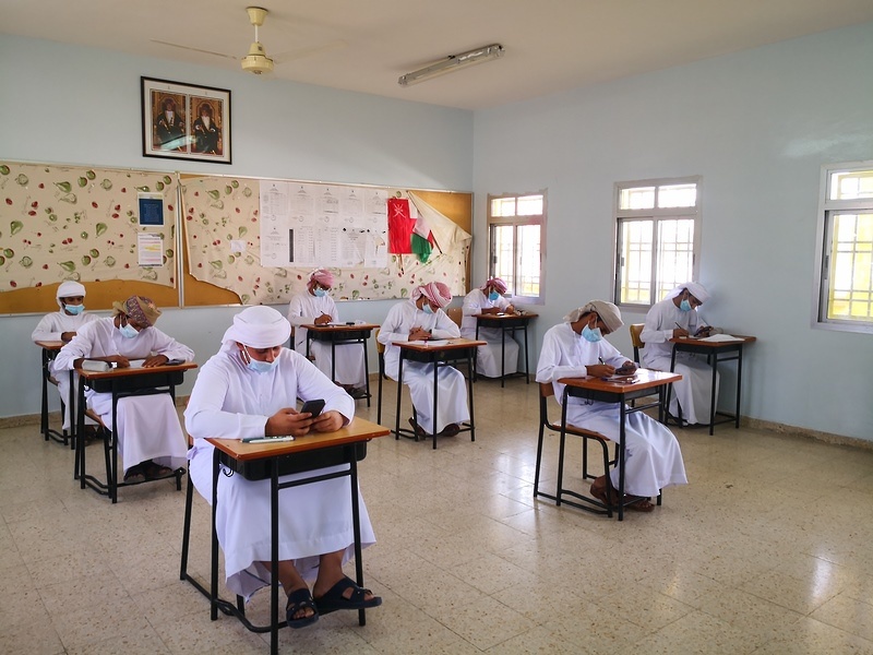 طلبة تعليمية البريمي يؤدون امتحانات الصفوف (5-11)