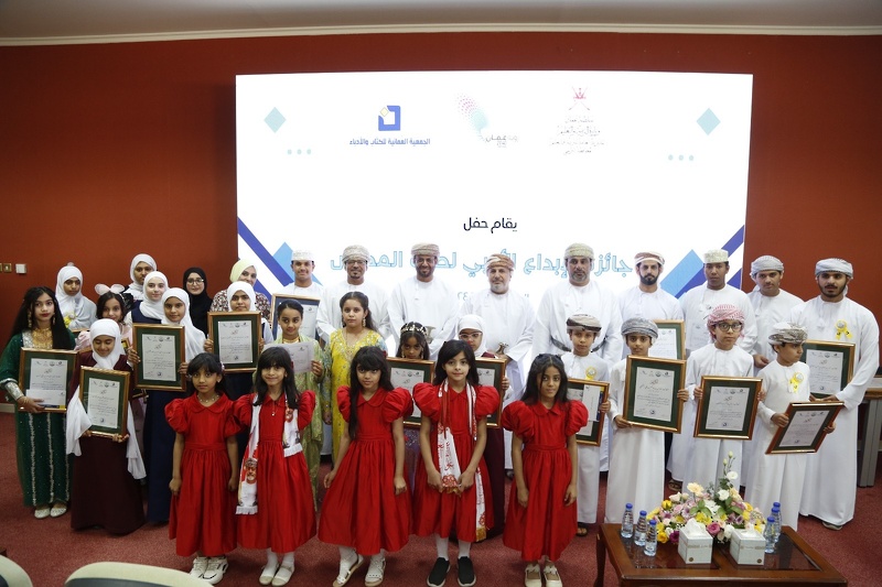 تعليمية البريمي تحتفل بتكريم الفائزين بجائزة الإبداع الأدبي لطلبة المدارس