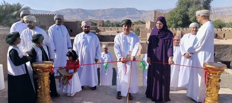 تعليمية محافظة الظاهرة تقيم المعرض الفني لمعلمي ومعلمات مادة الفنون التشكيلية بين جنبات وأروقة حصن ...