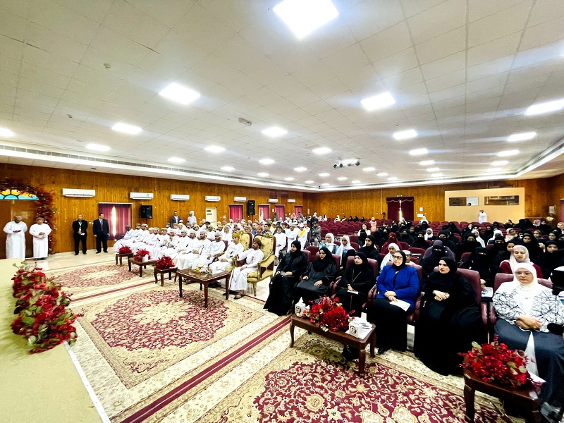 مدرسة المناهل الخاصة بتعليمية ظفار تحتفل بتكريم المجيدين