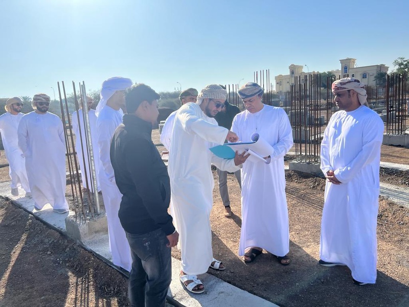 المدير العام لمشروع مركز البريمي للعلوم والابتكار وموقع مشروع المدرسة الجديدة
