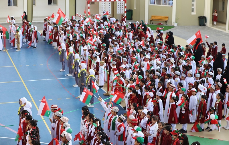 مدارس تعليمية ظفار تجسد أسمى معاني الولاء بالعيد الوطني الرابع والخمسين المجيد