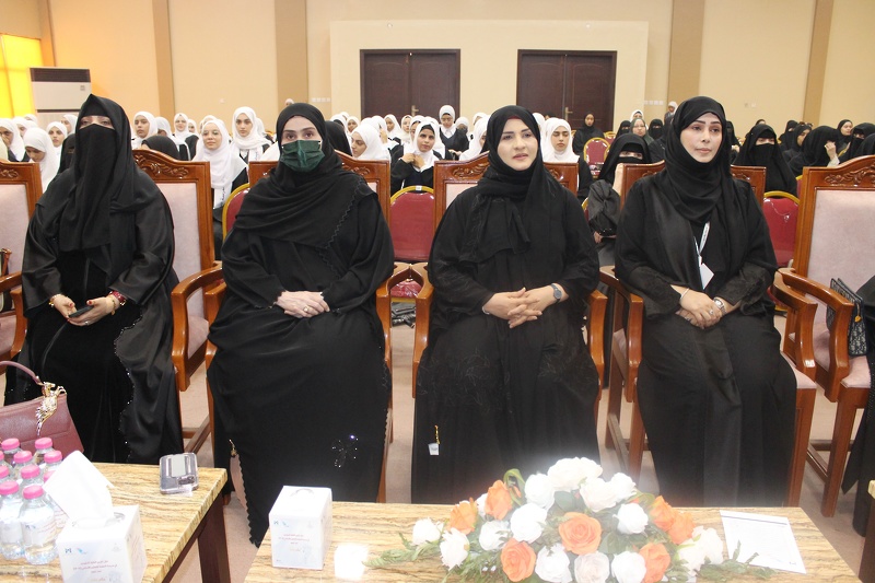 مدرسة النهضة بتعليمية ظفار تكرم 75 من طالباتها المجيدات