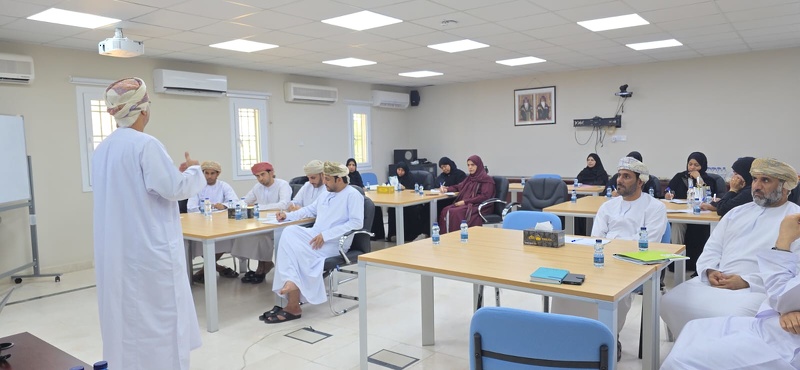 تنظيم حلقة عمل لجائزة أوميفكو للإبداع المدرسي بتعليمية محافظة الظاهرة 
