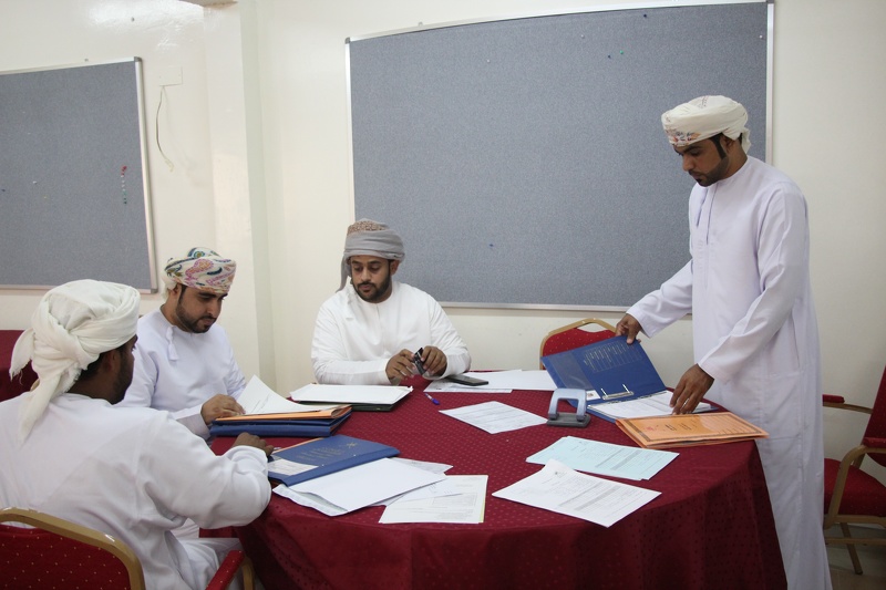 تعليمية الوسطى تستكمل إجراءات تعيين المعلمين والمعلمات العمانيين الجدد
