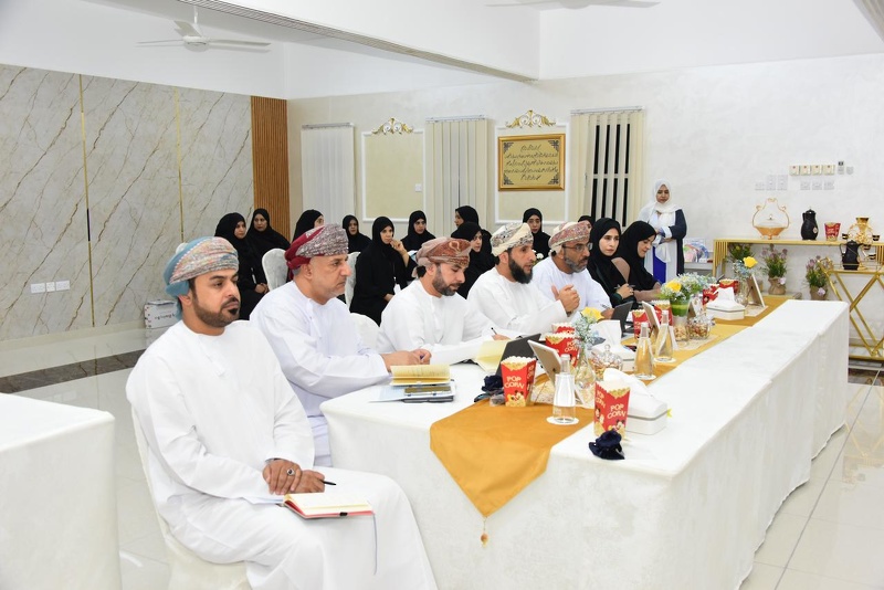 تقييم مدارس تعليمية محافظة الظاهرة لجائزة أوميفكو
