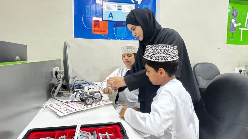 إعداد طلبة الدمج السمعي للمشاركة في منافسات الروبوت على مستوى محافظة ظفار