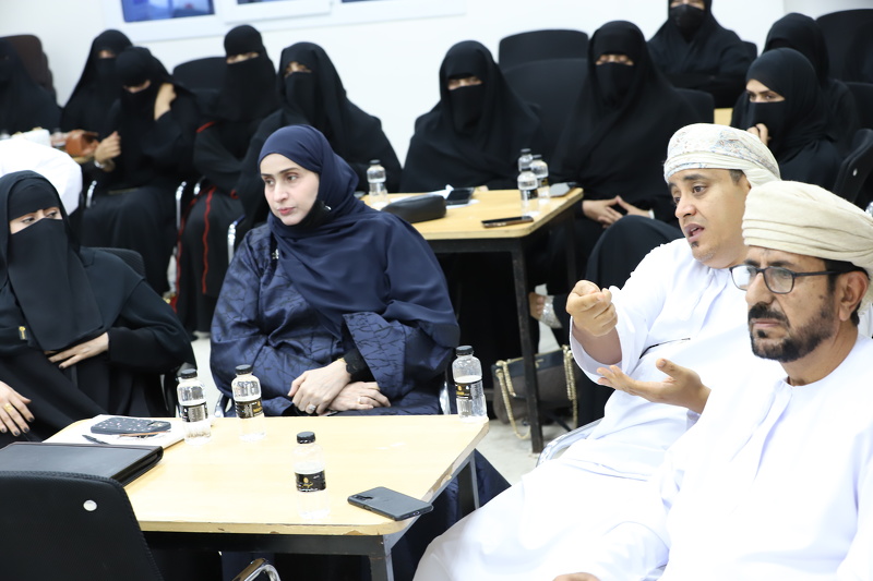 جلسات مشاركة مع مجالس أولياء الأمور  حول التحول الرقمي بتعليمية ظفار
