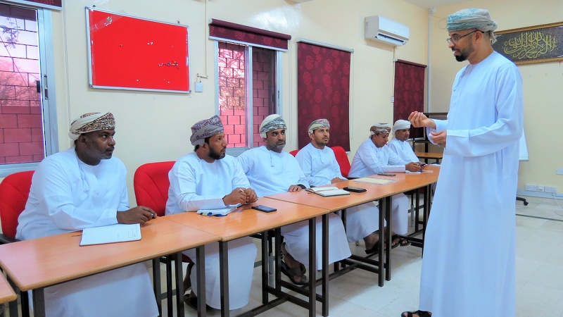 التحضير لمهرجان عمان للعلوم والأسبوع الوطني للعلوم والتكنولوجيا بتعليمية الظاهرة