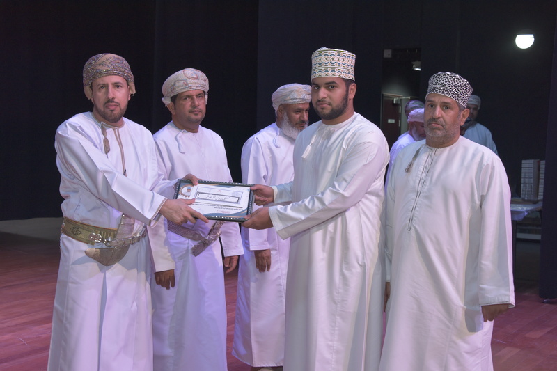 تعليمية الداخلية تحتفل بتكريم 34 طالبا وطالبة من طلبة دبلوم التعليم العام المجيدين