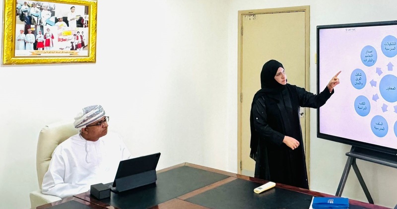 وكيل وزارة التربية والتعليم للشؤون الإدارية والمالية يختتم زيارته لتعليمية ظفار