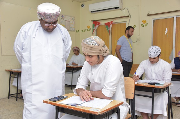  المسؤولون بتعليمية مسندم يزورون مركزإمتحان دبلوم التعليم العام بمنطقة كمزار البحرية