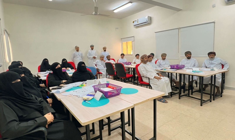 تواصل البرنامج التدريبي في إدارة المخاطر والحالات الطارئة  بتعليمية ظفار 
