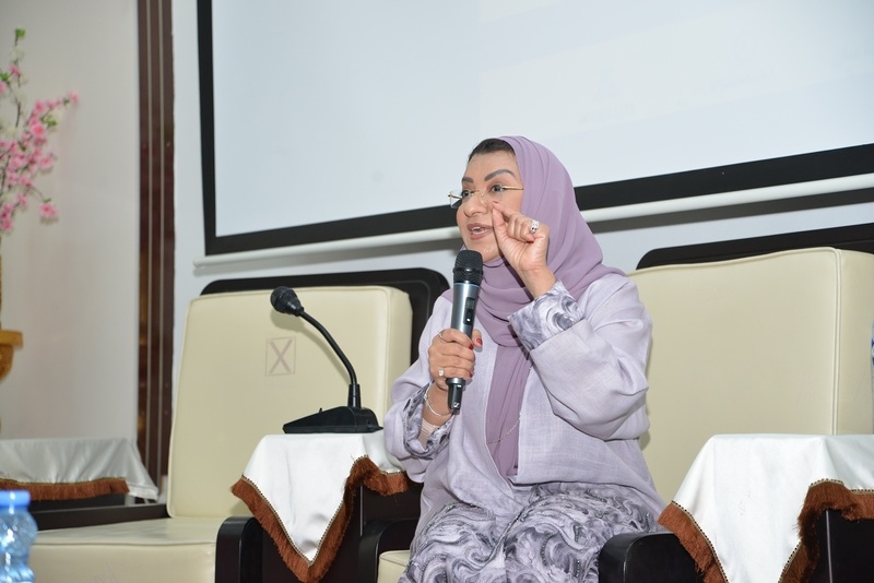 مدرسة لبابة بنت الحارث تنظم حلقة حوارية حول اختيار المواد الدراسية .