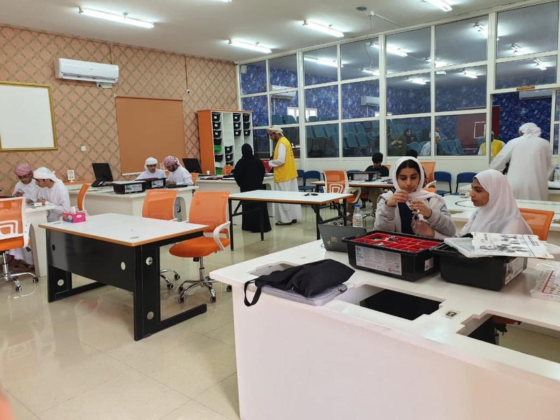 البريمي الخاصة ويزيد بن المهلب تتأهلان للمنافسة النهائية في مسابقة الأولمبياد الوطني للروبوت