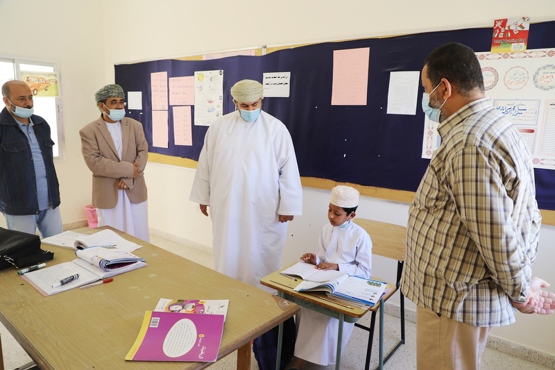 مدير عام تعليمية ظفار يختتم زيارته لمدارس ولاية مقشن وولاية ثمريت