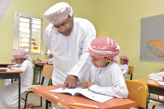 مدير عام تعليمية مسندم يتابع سير أداء إمتحانات صفوف النقل بمدارس ولايات المحافظة  