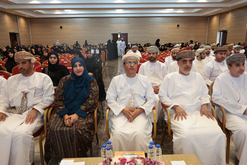 تعليمية جنوب الباطنة تحتفل بتوزيع شهادات  (772 ) خريجا ضمن برامج المهد التخصصي للتدريب المهني ...