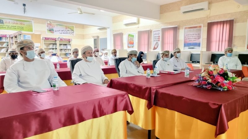 برعاية الدكتور المدير العام بتعليمية البريمي  تدشين مشاريع التحصيل الدراسي بمدرسة الفاروق للتعليم ...