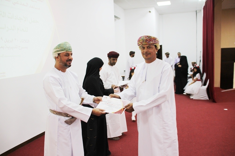 تكريم الاجادات التربوية والموظفين المجيدين بدائرة البرامج التعليمية بتعليمية ظفار