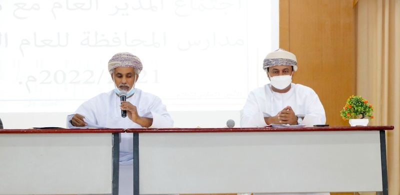 مناقشة الجوانب الإدارية والتربوية مع مديري المدارس بتعليمية الوسطى 