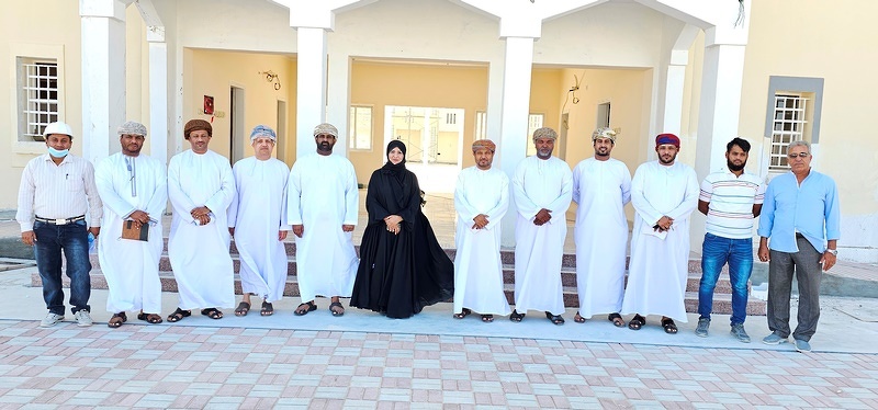 المكلفة بأعمال المدير العام تقوم بزيارة تفقدية لمشروع المدرسة بمنطقة صحلنوت بولاية صلالة