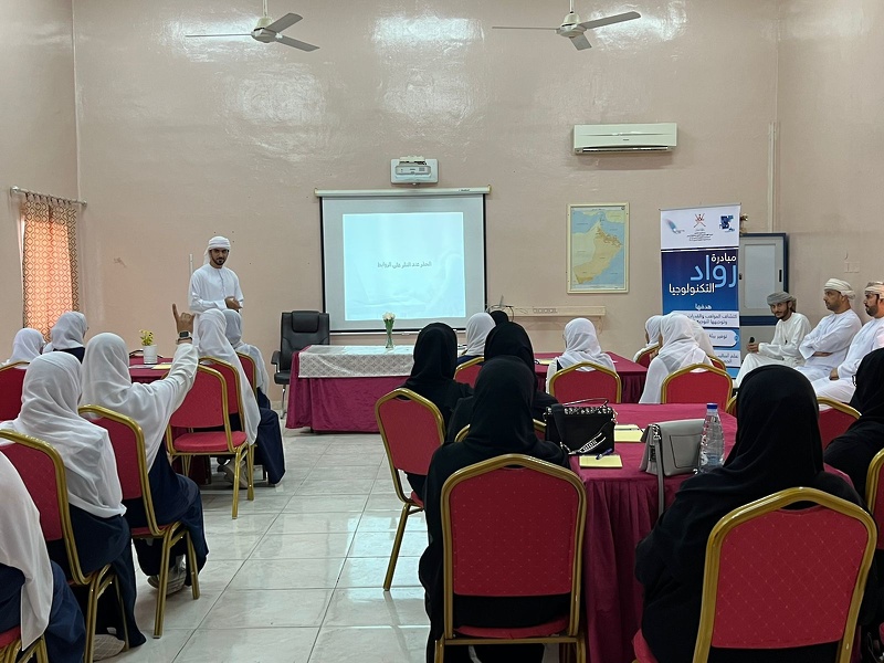 التعريف بمخاطر الاختراق الرقمي لطالبات مدارس البريمي