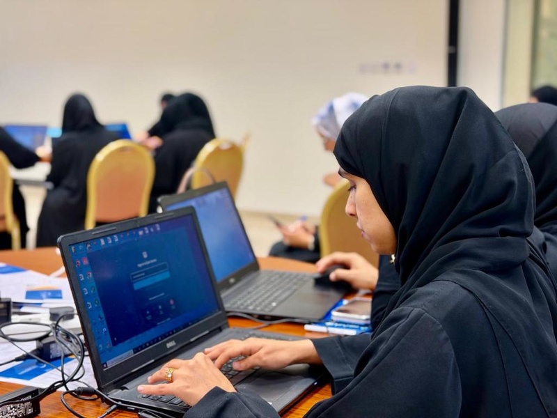 تعليمية ظفار تنفذ برنامجًا تدريبيًا حول تطبيقات مختبرات العلوم الافتراضية
