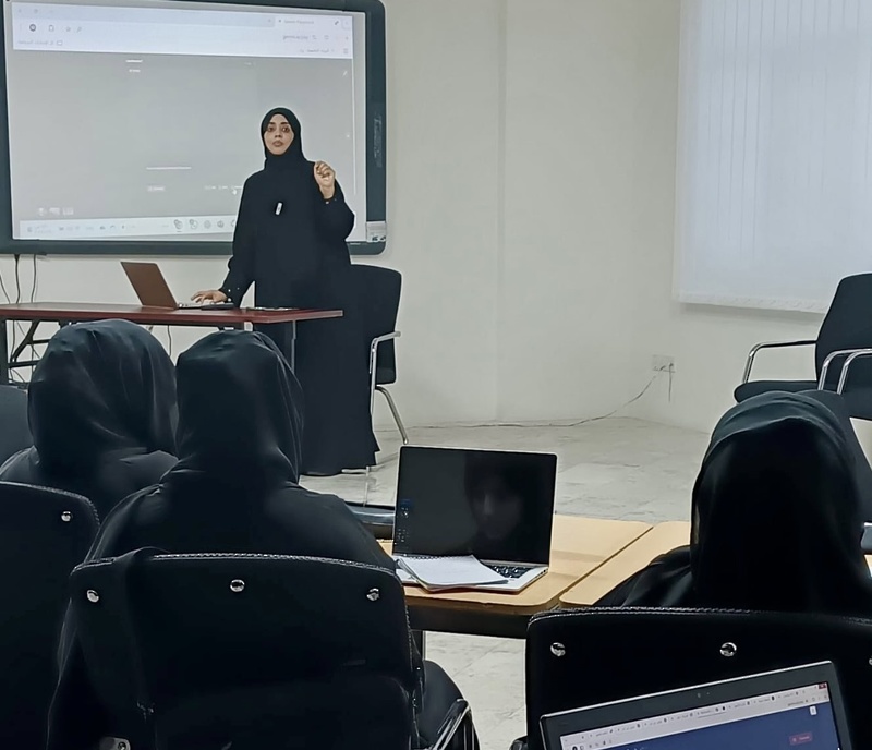 تعليمية ظفار تنفذ ورشة عمل بعنوان “دمج برنامج الذكاء الاصطناعي في مجالات العملية التعليمية” 