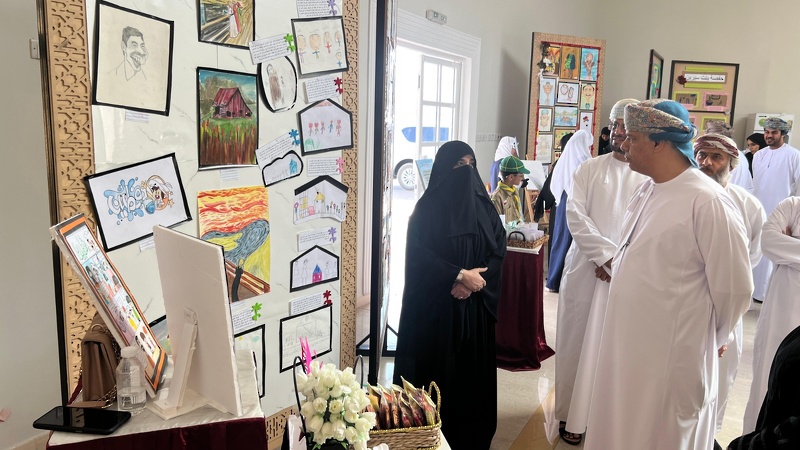 معرض فن سيكلوجية الطفل ومعالجة المشكلات عن طريق الرسم بتعليمية البريمي
