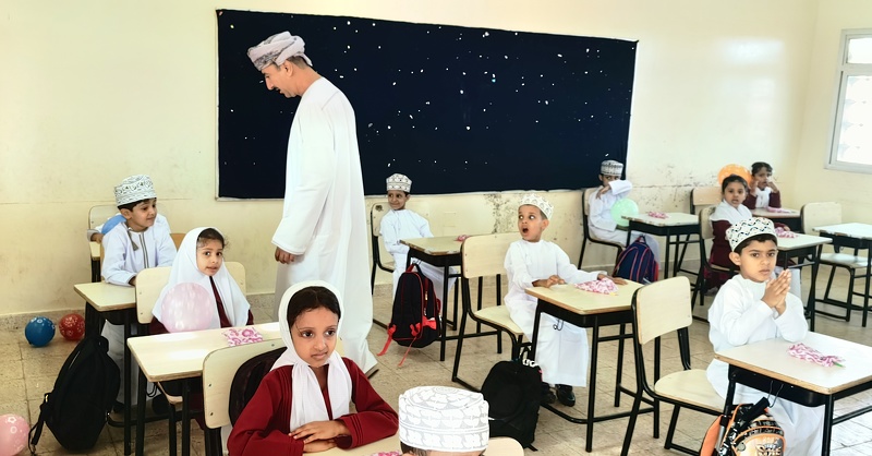 مدير عام تعليمية ظفار يزور مدرسة ناشب للتعليم الاساسي 1-12