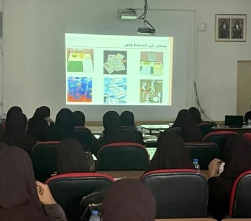 تنظم ورشة تدريبية لتصنيع الوسائل التعليمية بتعليمية ظفار