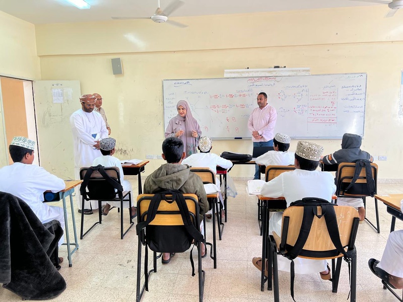 المديرة العامة بتعليمية ظفار تتطلع على سير العملية التعليمية بمدرسة مضي (1-12) بولاية ثمريت