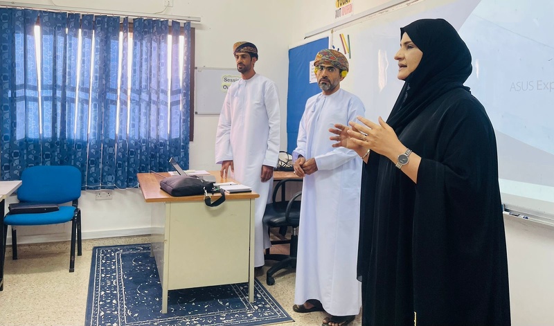 الفريق المركزي بديوان عام الوزارة ينفذ خطة الزيارة و تدريب مراقبين الدراسات الدولية بتعليمية ظفار