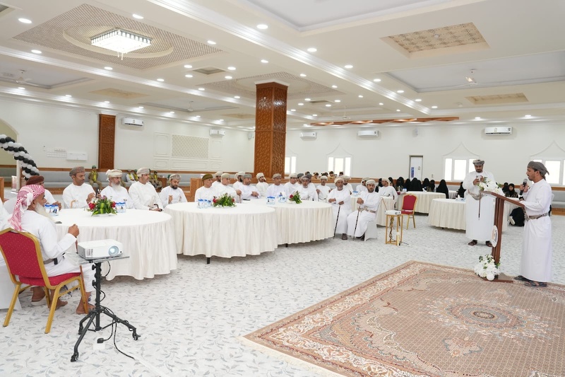 والي جعلان بني بوعلي يكرم المجيدين بمدرستي عاصم بن عدي والجوابي للتعليم الاساسي
