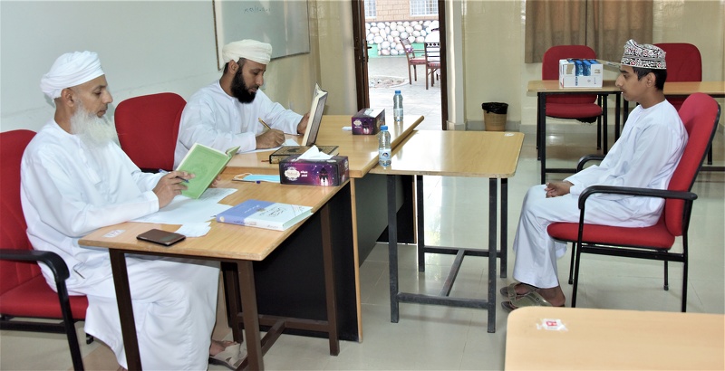طلاب تعليمية الداخلية يتنافسون في مسابقة حفظ القرآن الكريم وإتقان التلاوة والصوت الحسن