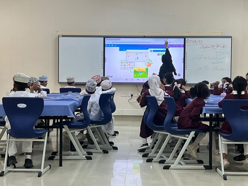 دائرة تطوير الأداء المدرسي تستهل برنامج زياراتها الميدانية بمتابعة توظيف الكتب الرقمية في الغرف ...