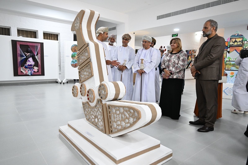تعليمية محافظة الظاهرة تقيم المعرض الفني الجزء من الكل للنسخة الثالثة بين أروقة الكلية العلمية ...