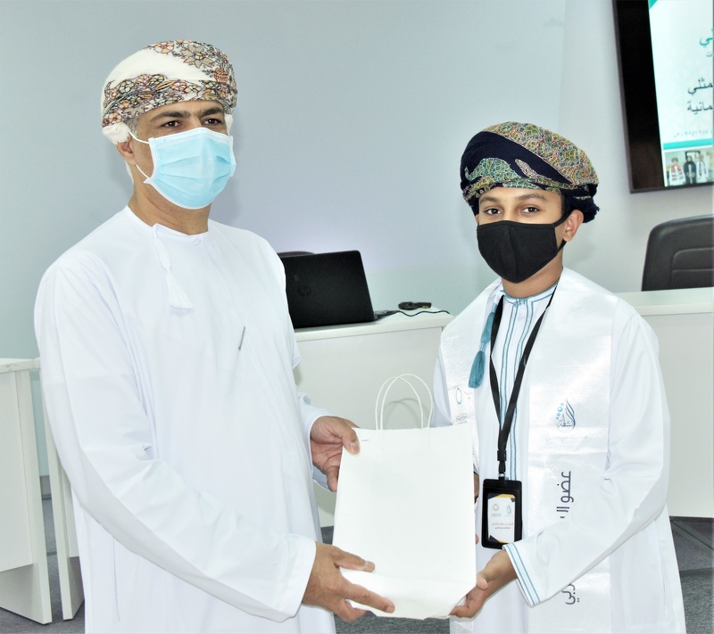 تعليمية الداخلية تنظم لقاء اجتماعي بين طلاب البرلمان العربي ممثلي سلطنة عمان مع أعضاء جمعية ...