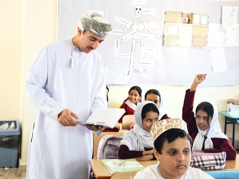 مدير عام تعليمية ظفار يزور عدد من مدارس ولاية صلالة
