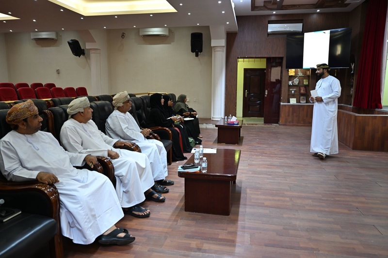 مناقشة الاستعداد لتنفيذ قافة الوسائل التعليمية ابتكار وتواصل بتعليمية محافظة الظاهرة