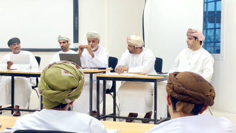 استعراض خطط وفعاليات البرنامج الصيفي لطلبة المدارس بمحافظة ظفار
