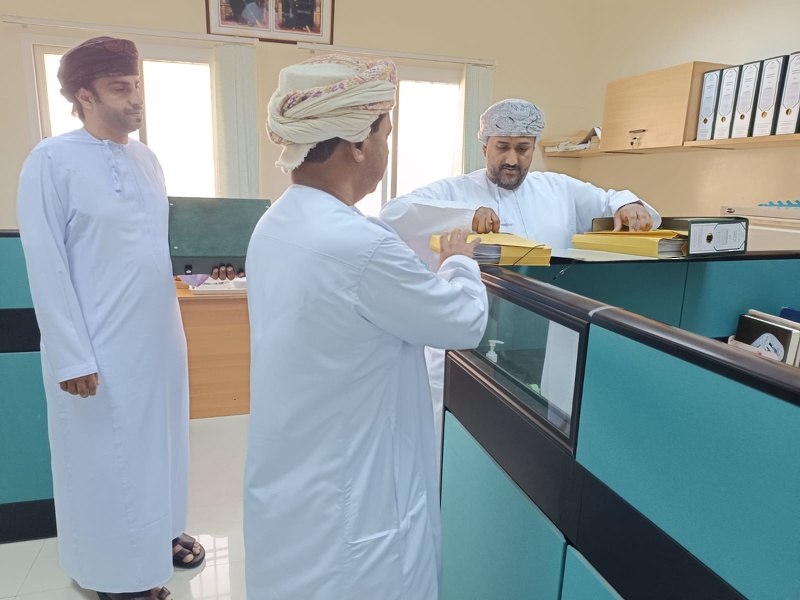 فريق المتابعة الفنية بدائرة الوثائق بوزارة التربية والتعليم يزور تعليمية محافظة الظاهرة