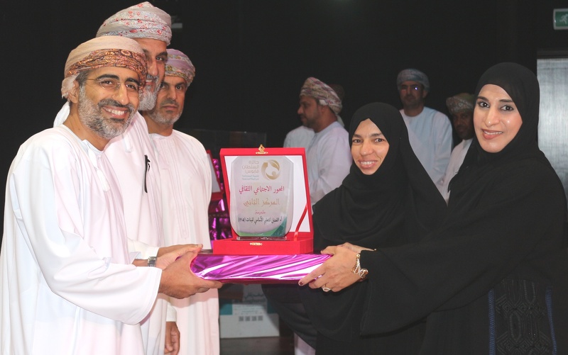 تعليمية الداخلية تكرّم المدارس الفائزة في جائزة السلطان قابوس للتنمية المستدامة