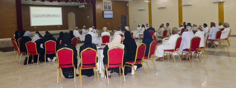 مناقشة الجوانب الإدارية والتربوية مع مديري المدارس ب 