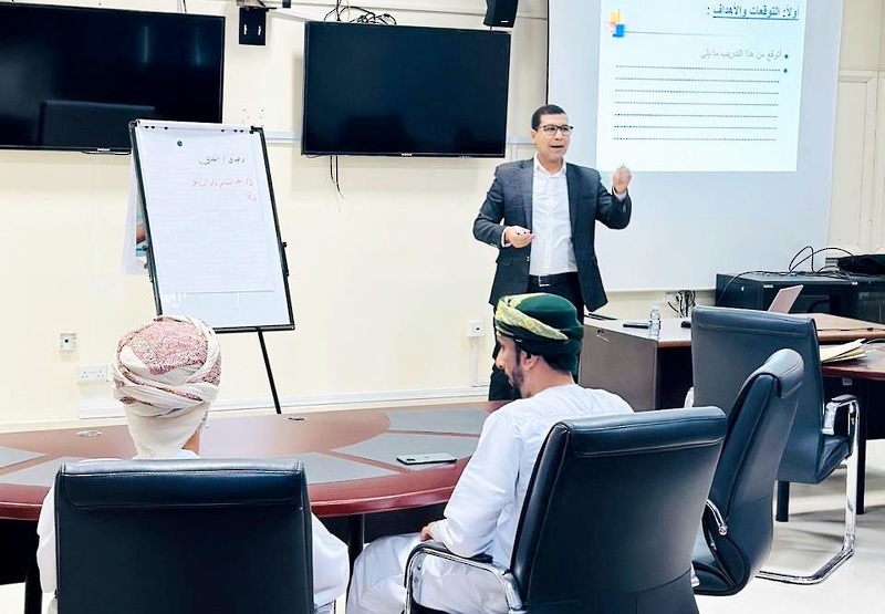 ورشة تطوير المؤشرات الوطنية الدامجة في المدارس بتعليمية ظفار